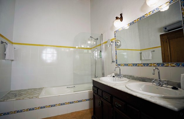 Rural Sa Bassa Rotja Ecoturismo - Beispiel Bad (Zimmercodierungen DFV, D1U, WB1 & EBU)