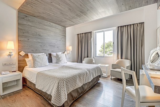 Hoposa Illa d'Or - Wohnbeispiel Doppelzimmer Meerblick (Zimmercodierungen D1M & D2M)