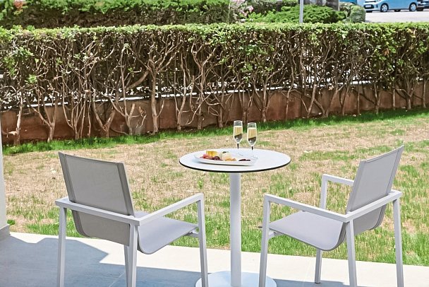 Hipotels Mediterraneo - Beispiel Terrasse Doppelzimmer (Zimmercodierung DB1)