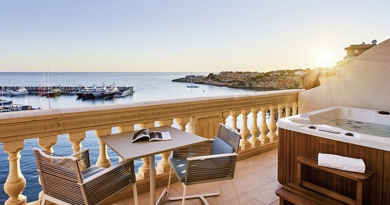 Pure Salt Port Adriano - Wohnbeispiel Juniorsuite Meerblick Whirlpool (Zimmercodierungen J2M & J4M)