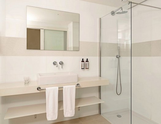 Iberostar Selection Albufera Playa - Beispiel Bad (Zimmercodierungen DM1, DM2, DM3, DM4, D5N, D6N, D3G, D4G, D3Q, D4Q, D1P, D2P, D3M, D4M, DV1, DV2, DO1, DO2, DO3, DO4, W1M & W2M)