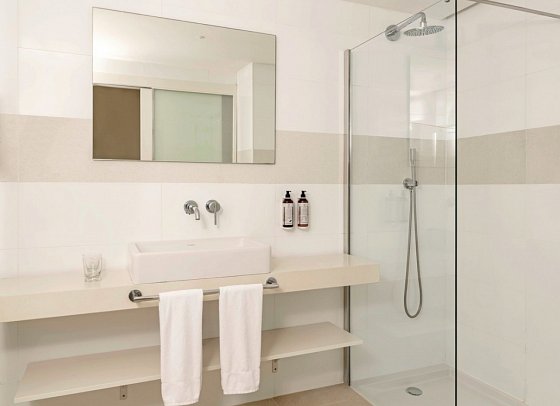 Iberostar Selection Albufera Playa - Beispiel Bad (Zimmercodierungen DM1, DM2, DM3, DM4, D5N, D6N, D3G, D4G, D3Q, D4Q, D1P, D2P, D3M, D4M, DV1, DV2, DO1, DO2, DO3, DO4, W1M & W2M)