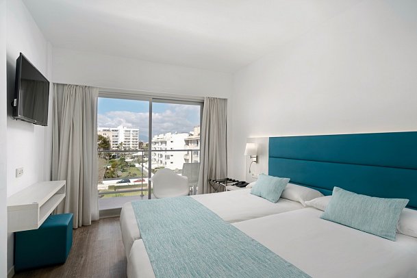 Alua Leo - Wohnbeispiel Doppelzimmer Poolblick (Zimmercodierung DBP)