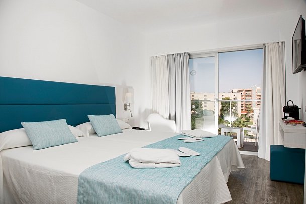 Alua Leo - Wohnbeispiel Doppelzimmer Poolblick (Zimmercodierung DBP)