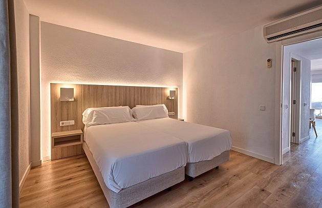 Universal Aparthotel Don Camilo - Wohnbeispiel Apt. 1 Schlafzimmer Meerblick (Zimmercodierung ABM)