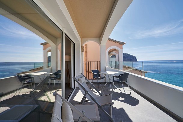 Bahía Suites Camp de Mar - Beispiel Terrasse Juniorsuite Llaüt frontaler Meerblick (Zimmercodierung JBM)