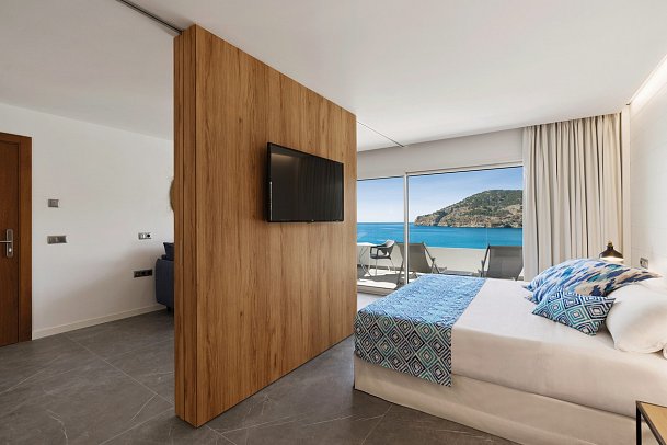 Bahía Suites Camp de Mar - Wohnbeispiel Pool Suite Mediterrània frontaler Meerblick (Zimmercodierung WBM)