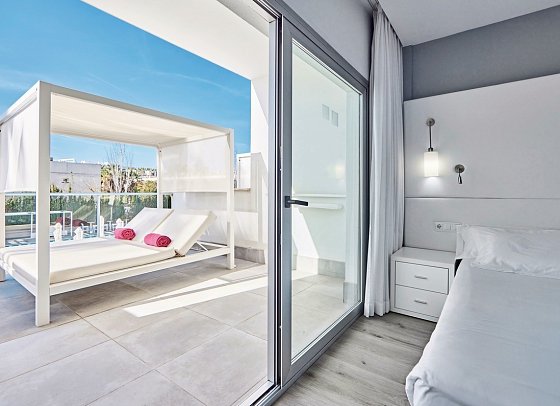 Astoria Playa - Wohnbeispiel Doppelzimmer Deluxe Poolblick mit Bali Bed (Zimmercodierung DDP)