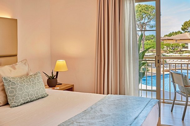 Zafiro Mallorca - Wohnbeispiel Suite 1 Schlafzimmer Poolblick (Zimmercodierungen A1P & A2P)