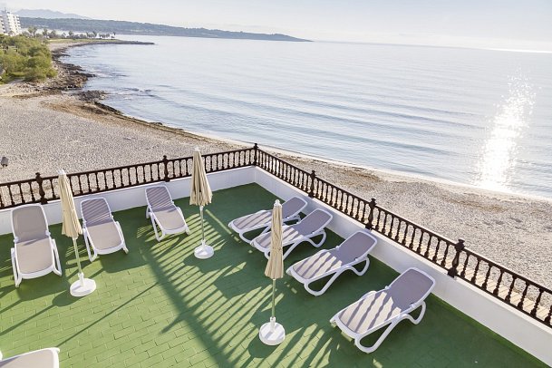 Club S'Illot - Terrasse direkt am Strand