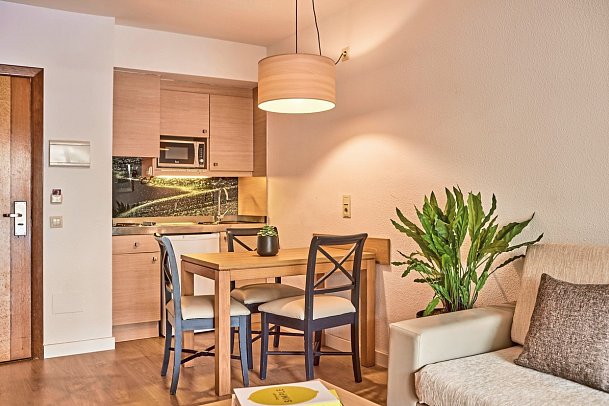 Zafiro Tropic - Wohnbeispiel Suite 1 Schlafzimmer mit Garten oder Terrasse (Zimmercodierungen AB2 & AB4)