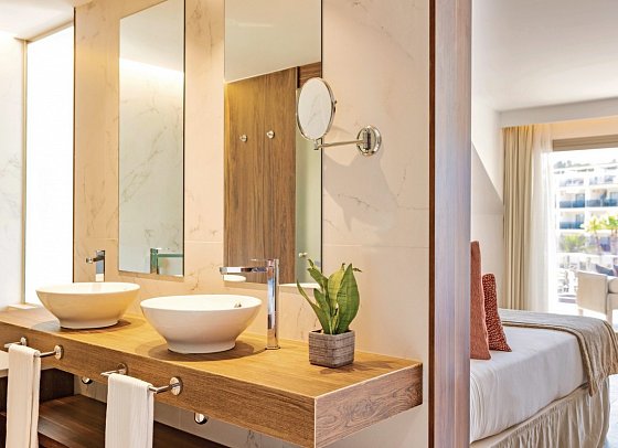 Zafiro Palace Palmanova - Beispiel Bad Juniorsuite Penthouse Poolblick (Zimmercodierungen J1D & J2D)