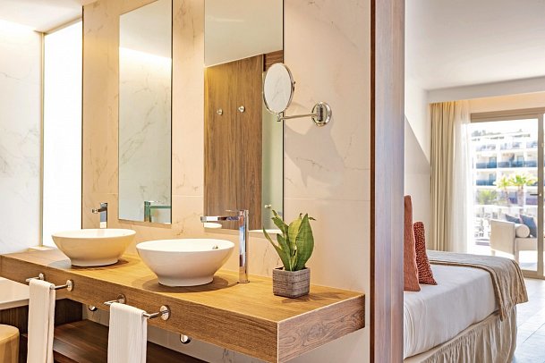 Zafiro Palace Palmanova - Beispiel Bad Juniorsuite Penthouse Poolblick (Zimmercodierungen J1D & J2D)