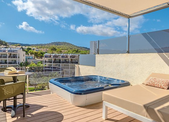 Zafiro Palace Palmanova - Beispiel Terrasse Juniorsuite Penthouse Poolblick (Zimmercodierungen J1D & J2D)