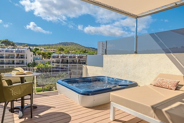 Zafiro Palace Palmanova - Beispiel Terrasse Juniorsuite Penthouse Poolblick (Zimmercodierungen J1D & J2D)