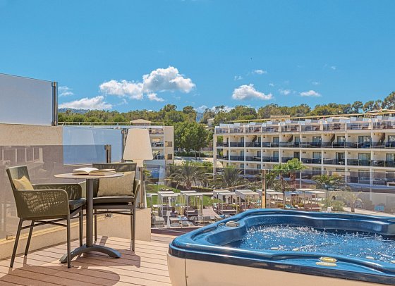 Zafiro Palace Palmanova - Beispiel Terrasse Juniorsuite Penthouse Poolblick Zafiro Club (Zimmercodierungen J3D & J4D)