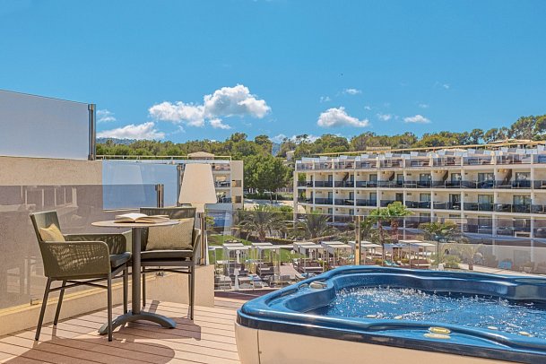 Zafiro Palace Palmanova - Beispiel Terrasse Juniorsuite Penthouse Poolblick Zafiro Club (Zimmercodierungen J3D & J4D)