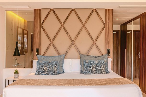 Zafiro Palace Palmanova - Wohnbeispiel Juniorsuite Swim-Up Poolblick (Zimmercodierungen J1Q & J2Q)