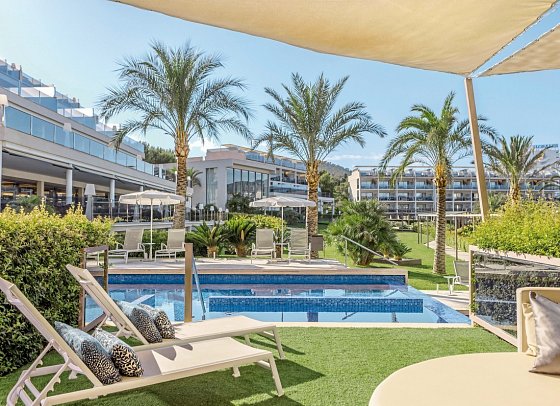 Zafiro Palace Palmanova - Beispiel Terrasse Juniorsuite Swim-Up Poolblick (Zimmercodierungen J1Q & J2Q)