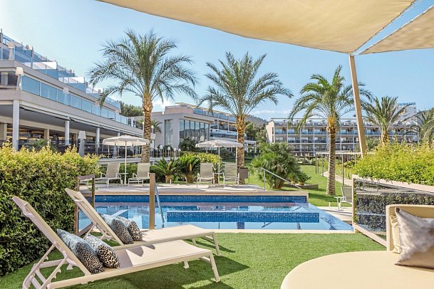 Zafiro Palace Palmanova - Beispiel Terrasse Juniorsuite Swim-Up Poolblick (Zimmercodierungen J1Q & J2Q)