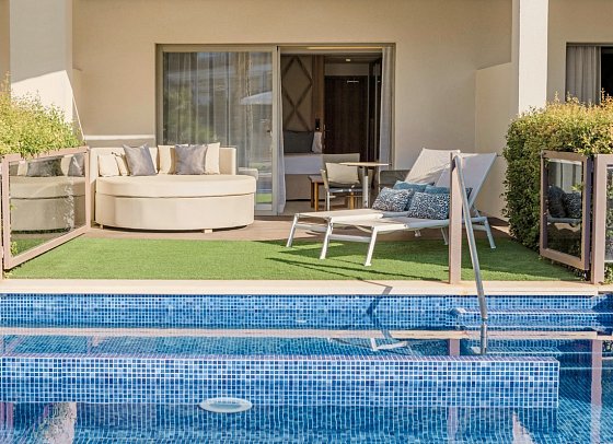 Zafiro Palace Palmanova - Beispiel Terrasse Juniorsuite Swim-Up Poolblick Zafiro Club (Zimmercodierungen J3Q & J4Q)
