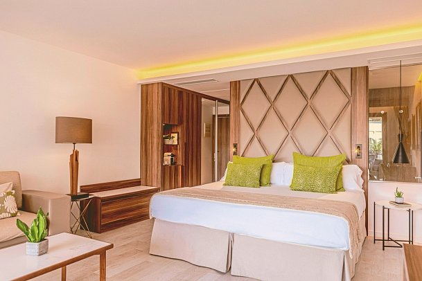 Zafiro Palace Palmanova - Wohnbeispiel Juniorsuite Poolblick Zafiro Club (Zimmercodierungen J3P & J4P)