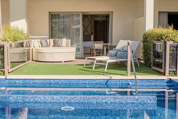 Zafiro Palace Palmanova - Beispiel Terrasse Juniorsuite Swim-Up Poolblick Zafiro Club (Zimmercodierungen J3Q & J4Q)