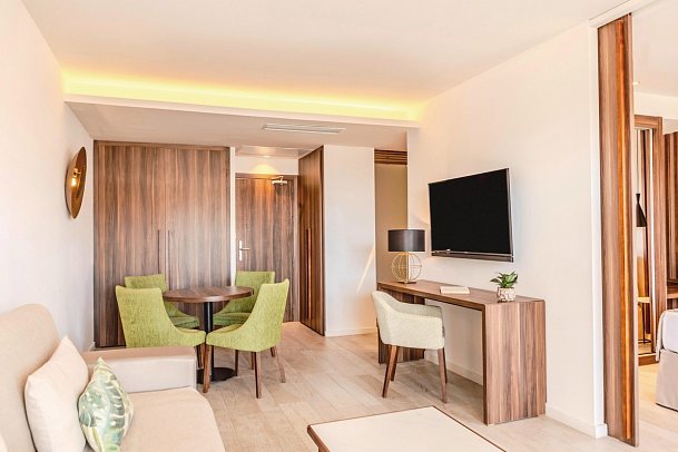 Zafiro Palace Palmanova - Wohnbeispiel Suite 1 Schlafzimmer Penthouse Poolblick (Zimmercodierungen W1D & W2D)