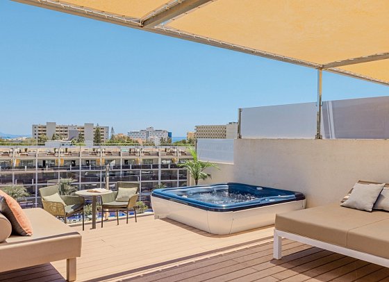 Zafiro Palace Palmanova - Beispiel Terrasse Suite 1 Schlafzimmer Penthouse Poolblick (Zimmercodierungen W1D & W2D)