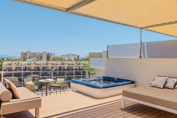 Zafiro Palace Palmanova - Beispiel Terrasse Suite 1 Schlafzimmer Penthouse Poolblick (Zimmercodierungen W1D & W2D)