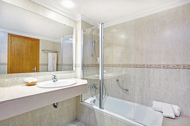 Universal Hotel Castell Royal - Beispiel Bad (Zimmercodierungen DB1, D!M, D2M, DBD & JBM)