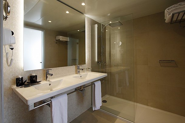 BG Rei del Mediterrani Palace - Beispiel Bad (Zimmercodierungen DB1, DP1, JB1, WB1 & WM1)