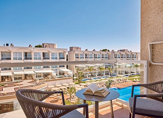 Zafiro Alzinar Mar - Wohnbeispiel Juniorsuite mit Poolblick (Zimmercodierungen J1P & J2P)