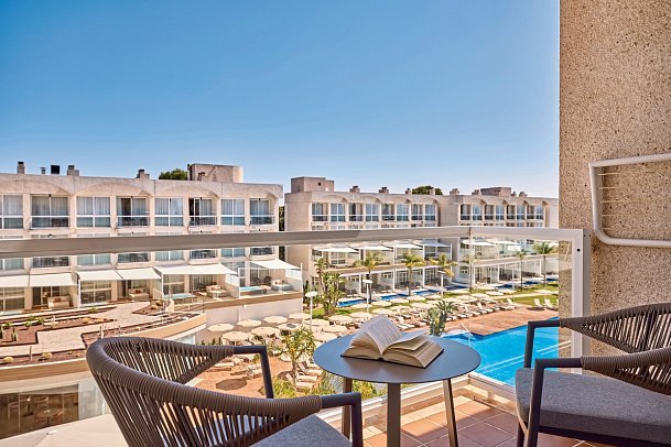 Zafiro Alzinar Mar - Wohnbeispiel Juniorsuite mit Poolblick (Zimmercodierungen J1P & J2P)