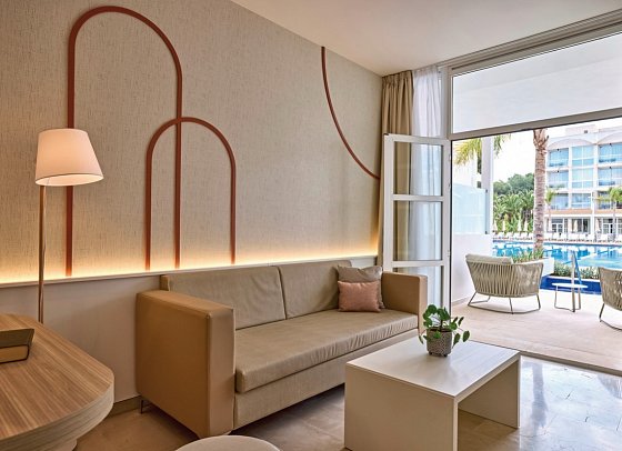 Zafiro Alzinar Mar - Wohnbeispiel Juniorsuite mit privatem Pool (Zimmercodierungen J3P & J4P)