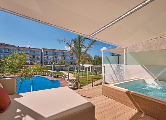 Zafiro Alzinar Mar - Wohnbeispiel Juniorsuite Royal Terrace mit privatem Pool (Zimmercodierungen JT1 & JT2)