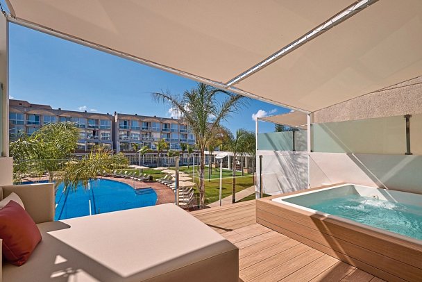 Zafiro Alzinar Mar - Wohnbeispiel Juniorsuite Royal Terrace mit privatem Pool (Zimmercodierungen JT1 & JT2)