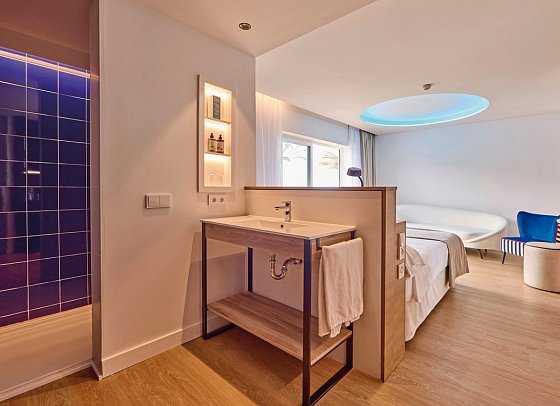 Universal Hotel Neptuno - Adults Only - Beispiel Bad Doppelzimmer Meerblick (Zimmercodierung D1M)