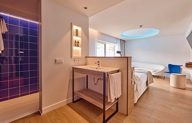 Universal Hotel Neptuno - Adults Only - Beispiel Bad Doppelzimmer Meerblick (Zimmercodierung D1M)