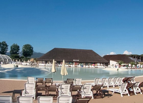 Hu Park Albatros Village (by Happy Camp)