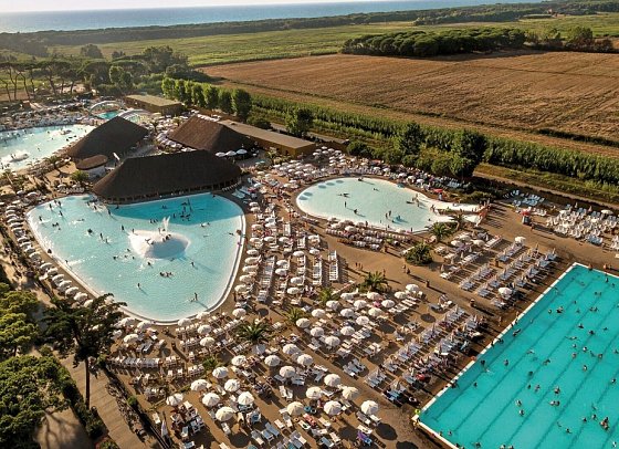 Hu Park Albatros Village (by Happy Camp)