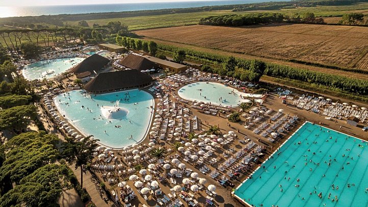 Hu Park Albatros Village (by Happy Camp)