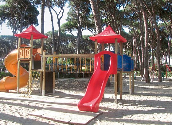 Hu Park Albatros Village (by Happy Camp)