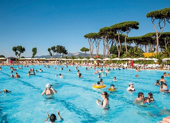 Hu Park Albatros Village (by Happy Camp)