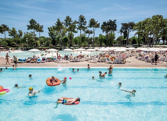 Hu Park Albatros Village (by Happy Camp)