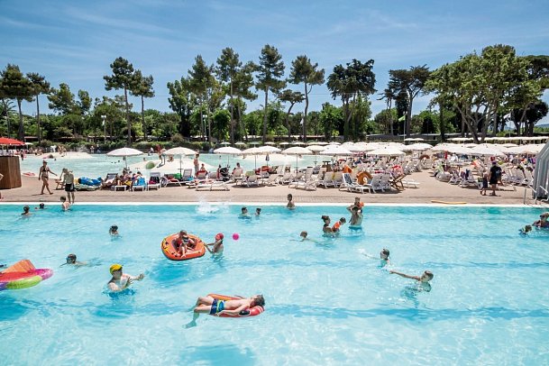 Hu Park Albatros Village (by Happy Camp)