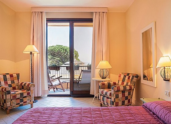 Resort Roccamare - Wohnbeispiel Doppelzimmer seit. Meerblick Casa Ponente (Zimmercodierung DBN)