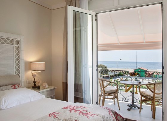 Hotel Il Negresco - Wohnbeispiel Doppelzimmer Meerblick (Zimmercodierung DBM)