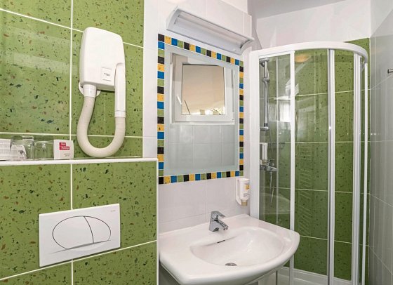 Hotel & Residence Umag Plava Laguna - Badbeispiel Doppelzimmer Nebengebäude (Zimmercodierungen D1V & FBV)