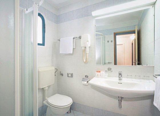 Valamar Tamaris Resort - Beispiel Bad Villa für 4 plus 2 Meerseite (Zimmercodierung VBC)